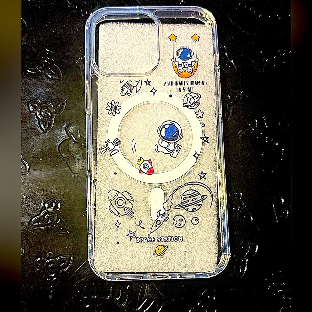 NWOT Astronaut Design Phone Case for iPhone 26 Pro Max